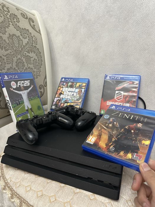 Playstation 4 PRO в очень хорошем состоянии, не шумит 2 геймпада