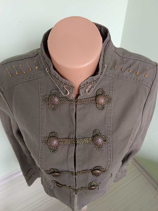 Дамско дънково яке – ръчна изработка с персонализиран дизайн