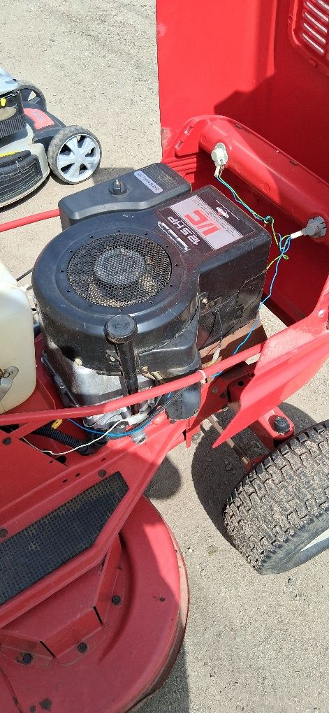 Tractor         tăiat    iarba