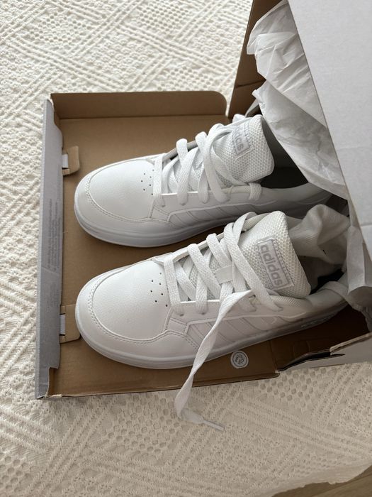 Vand pantofi sport Adidas nou alb