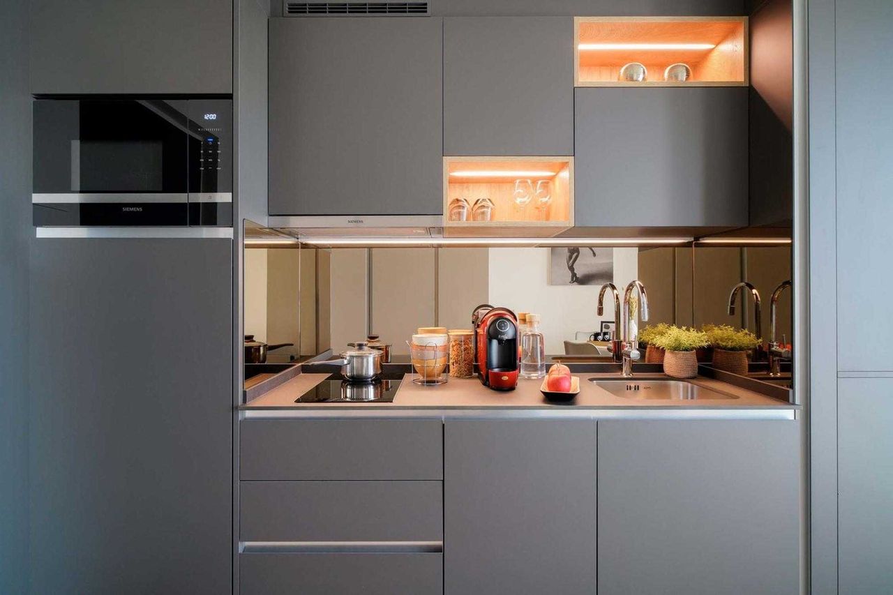 Дава се под наем Едностаен апартамент в София, Център - 45 кв.м за 306 € - Снимка #1