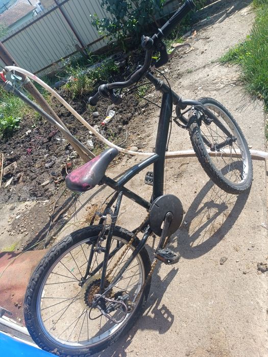 Bicicletă neagră 20 inch stare bună cu schimbător și frâne funcționale