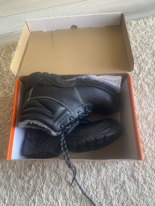 Продам зимние ботинки с железным носком