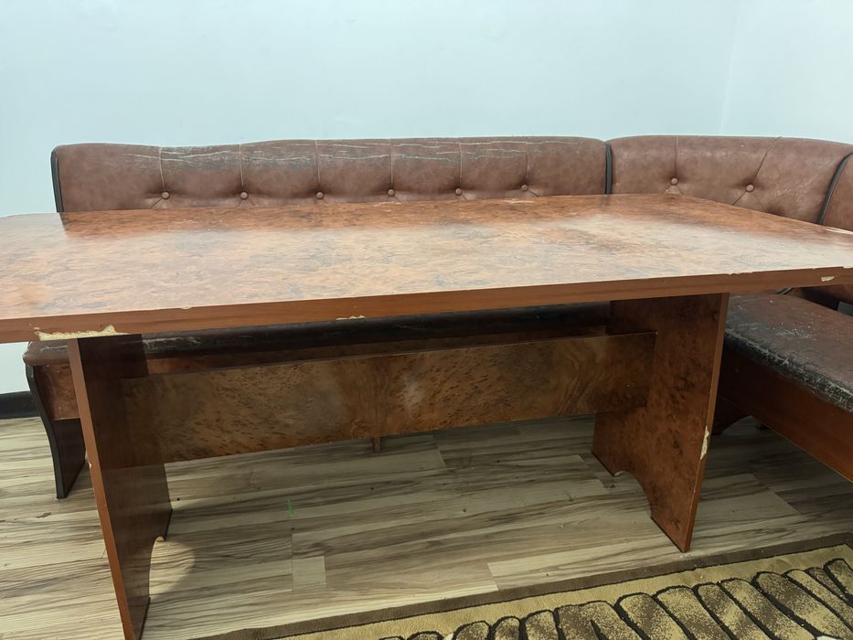 Продам кухонный стол угловой диван