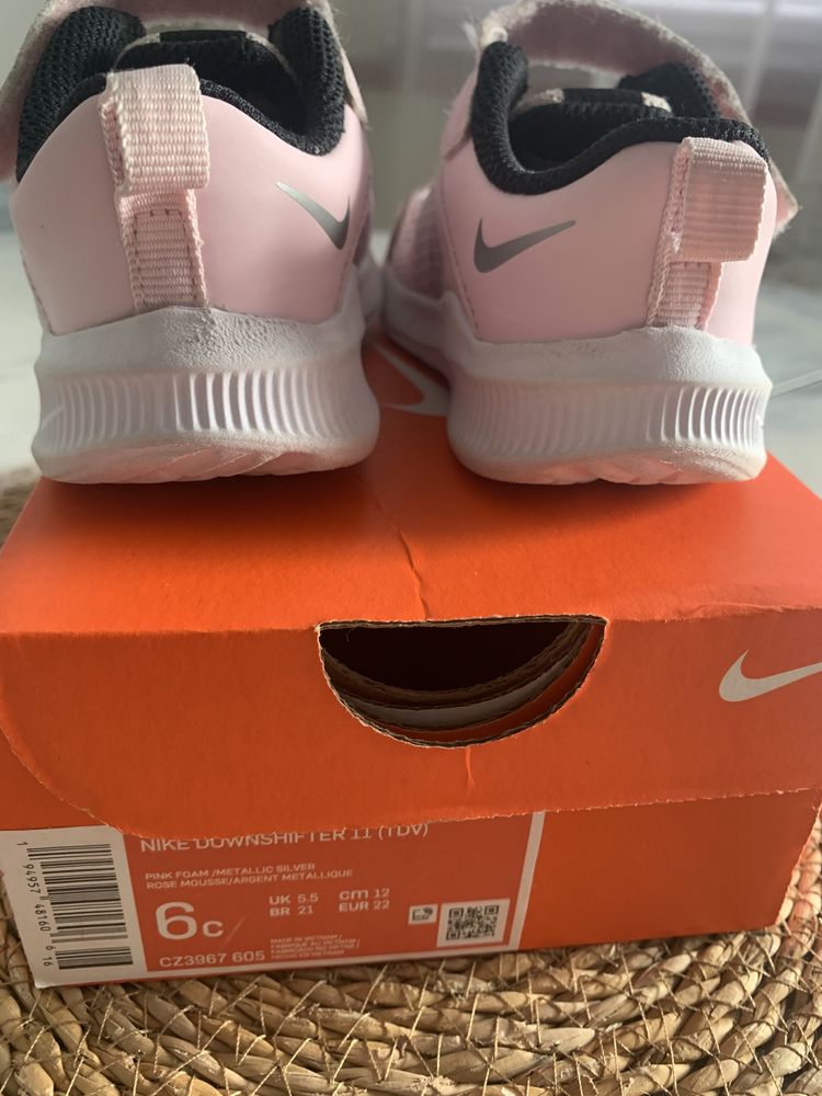 Розови маратонки за момиченце Nike