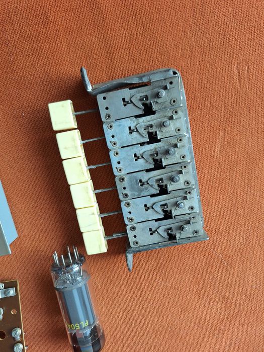 Componente radio pe lampi vechi