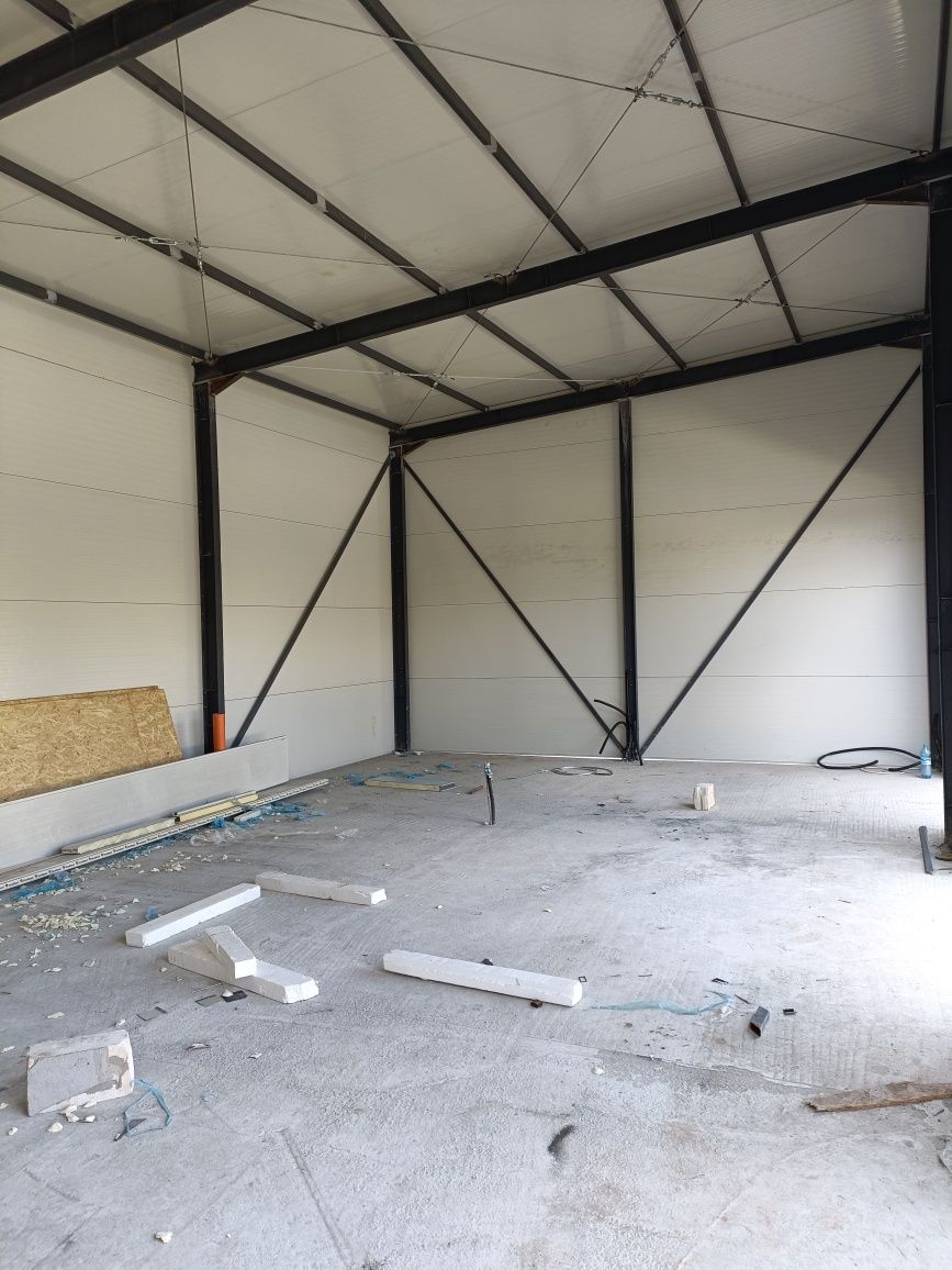 Hala pe structura metalica 17x35x5-6m învelită cu panouri sandwich