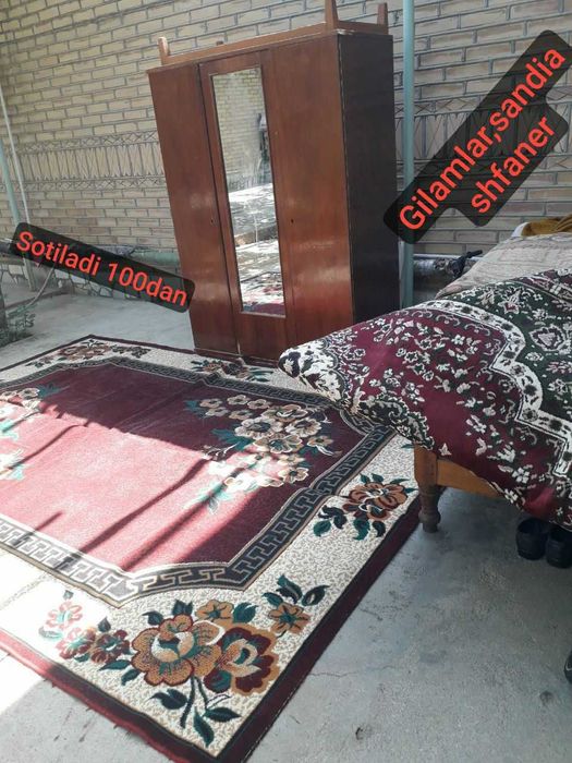 Gilam va shfaner, mustahkam stol bor