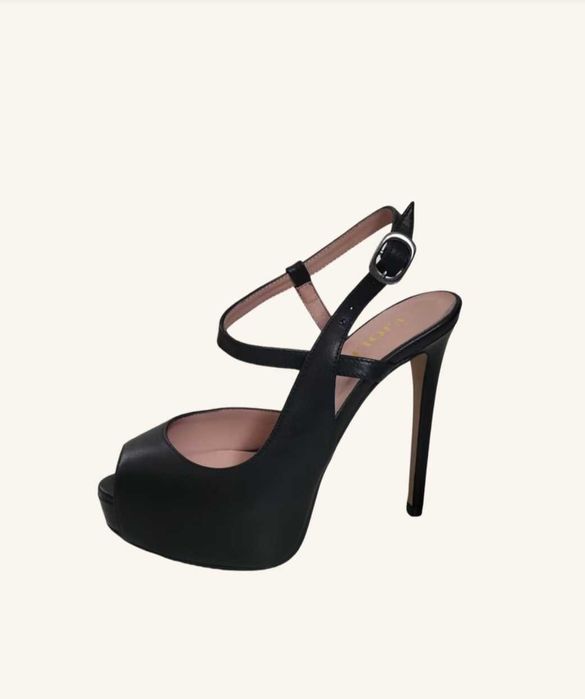 НОВИ обувки на висок ток