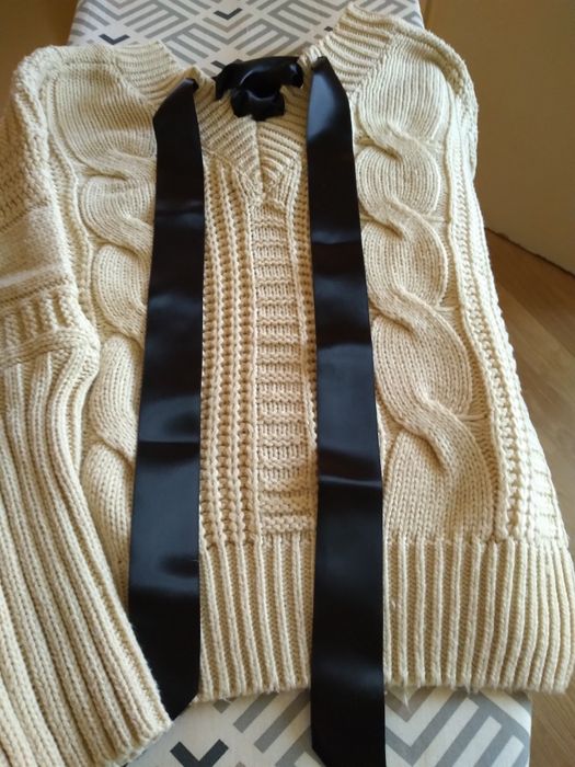 Pulover crem cu accesoriu