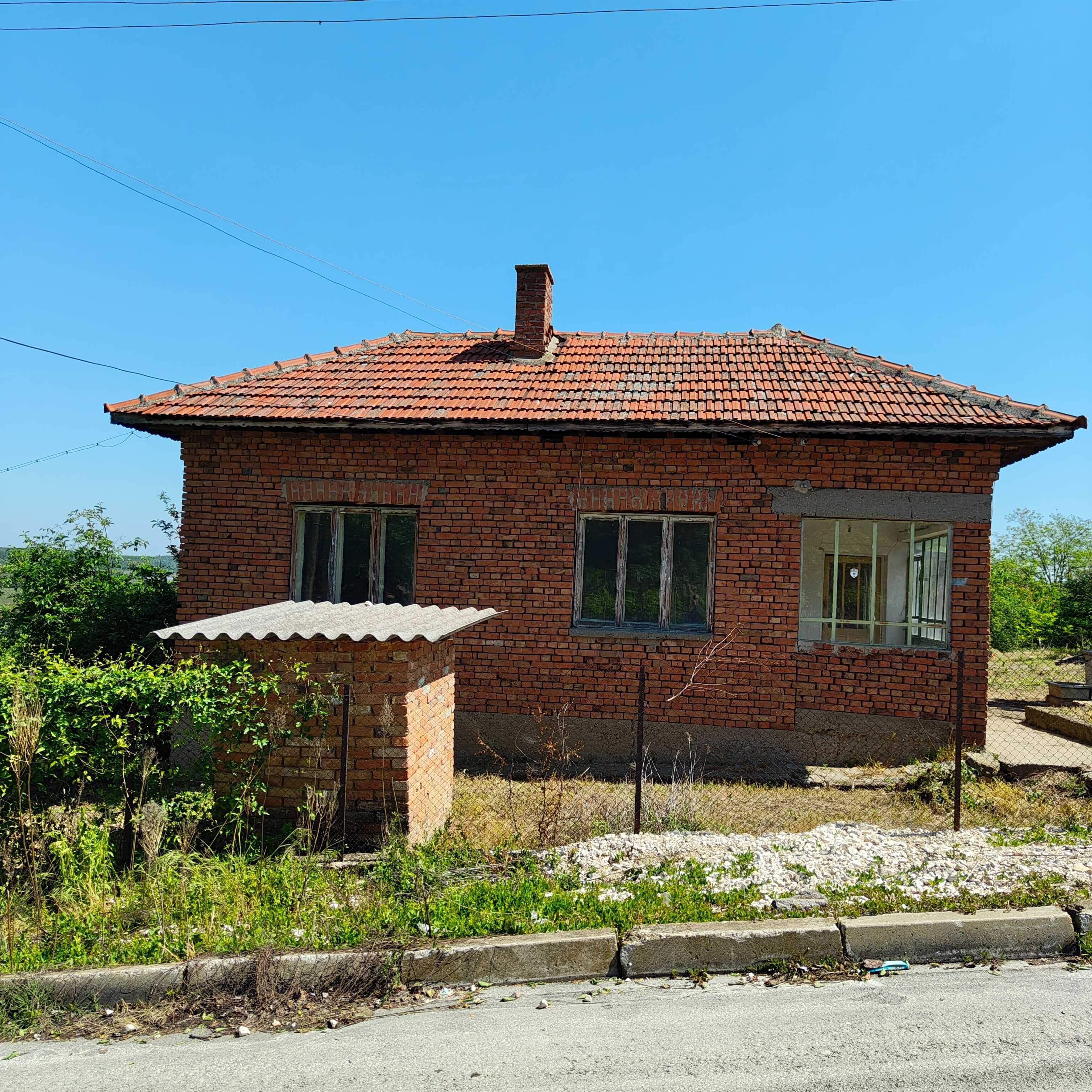 КЪЩА 122 КВ./м. С ДВОР 1200 КВ./м.