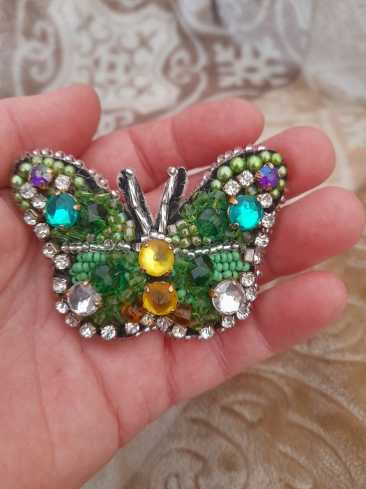 Broșa fluture verde cu cristale și perle