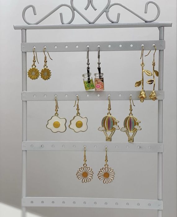 Дървен рафт за бижута и аксесоари