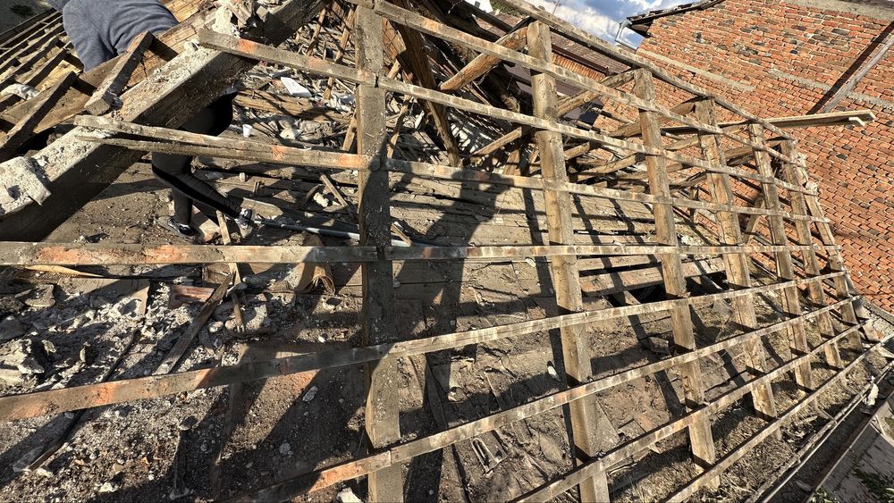 Coarne grinzi scanduri lemn provenit din demolare