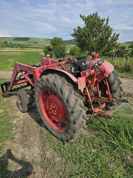 Tractor cu incarcator