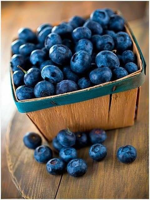 Fructe de padure.Fructteria livrează afine, merisoare, zmeura, capsuni