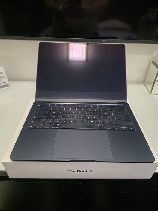 MacBook Air M2 13.6” Midnight – Ca nou, 97% baterie, garanție 2026 oct