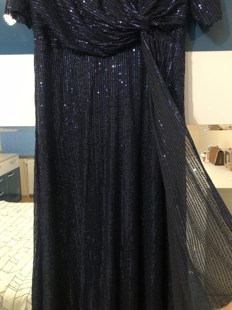 Дълга официална рокля в тъмно синьо с пайети