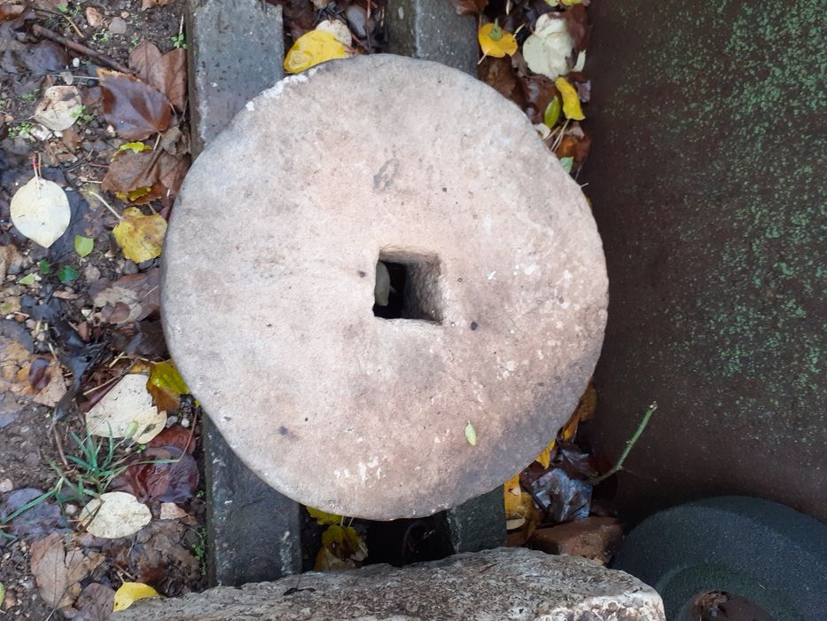 Каменни корита и каменни точила от дялан камък.