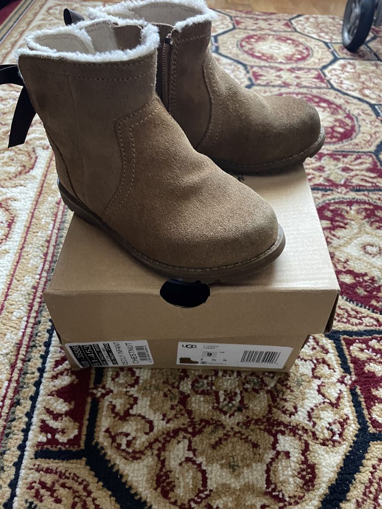 Vand UGG nr. 26 originale in stare foarte buna