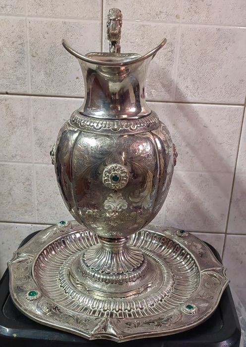 Сребърна кана за течности