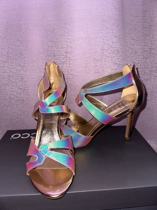 Sandale cameleonice cu toc