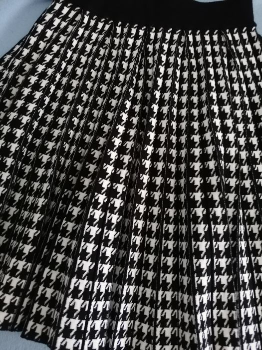 Пола.             .