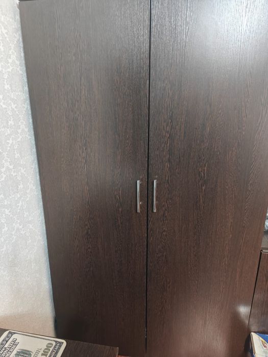 Продам мебель не дорого стол и шкаф