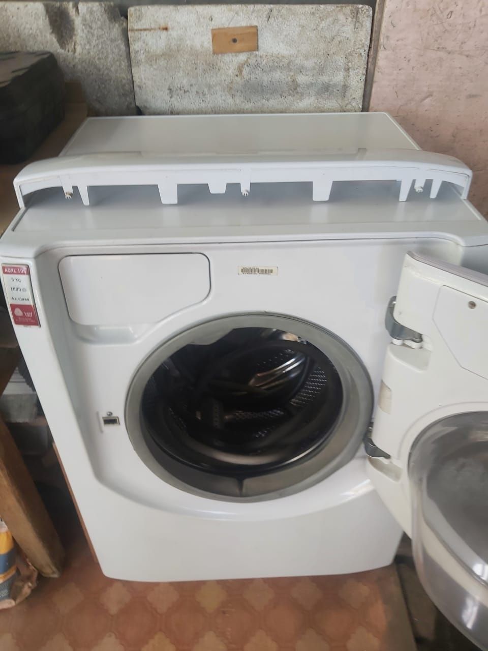 Продам на запасные части стиральную машину