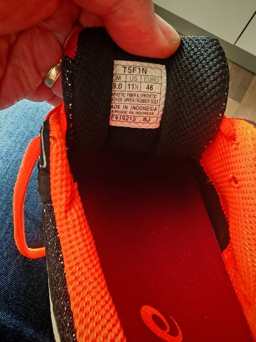 Vând adidași marca Asics