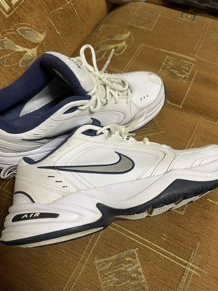 Продавам бели мъжки,кожени маратонки AIR MONARCH NIKE