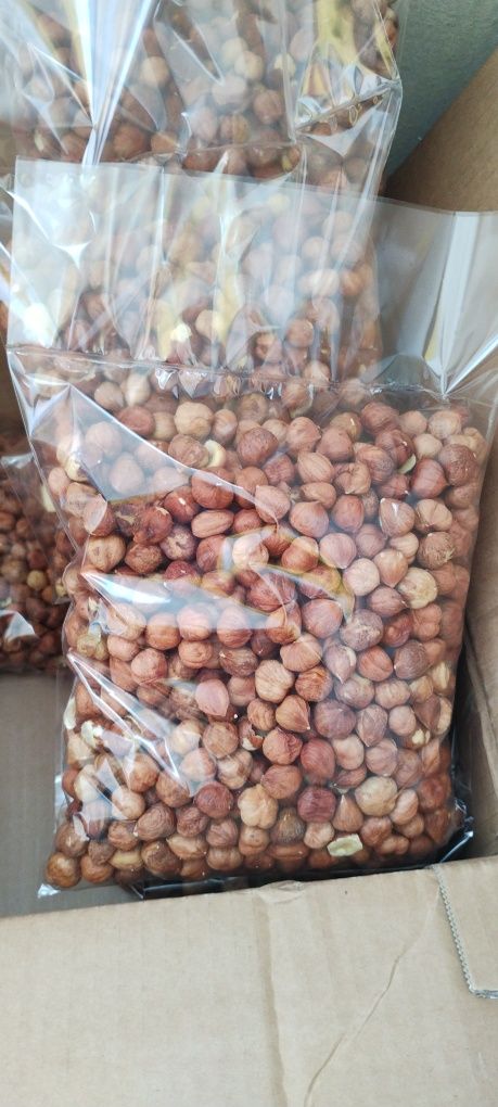 Продавам лешници и орехи