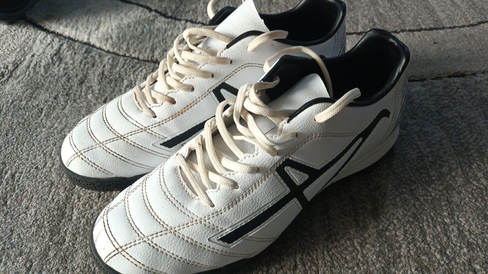 Adidași de fotbal pentru sintetic