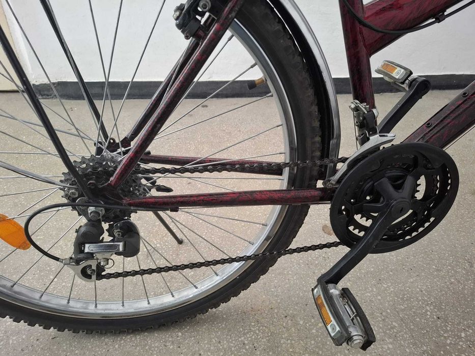 Bicicleta MTB cu roți de 28 inch.