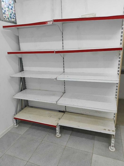 Металлический торговый стеллаж с полками