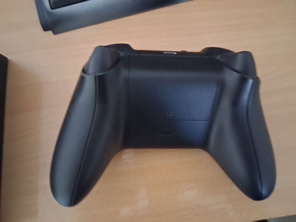 Продавам xbox series s 1 tb като нов има гаранция