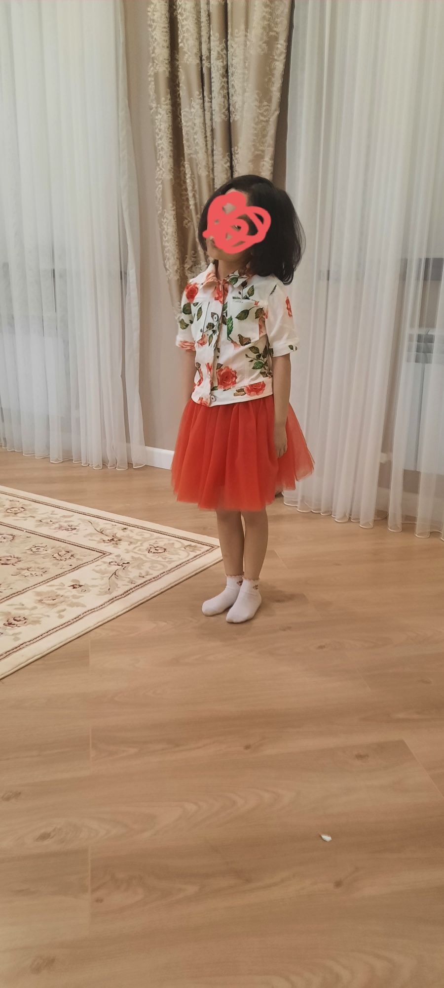 Продается Детские костюмы   и платья на девочку 6-7 лет  и 8-9 лет.