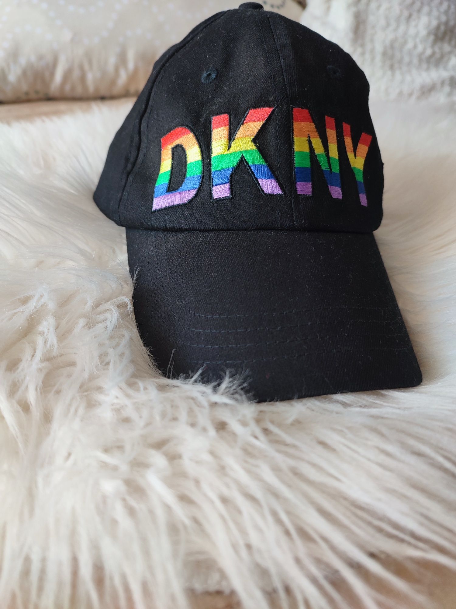 Шапка с козирка DKNY черна