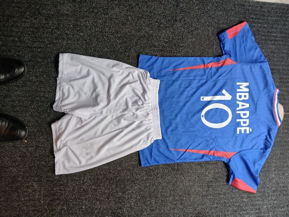 Продавам на Adidas и Nike   спортни  екип комплект  на добра ц