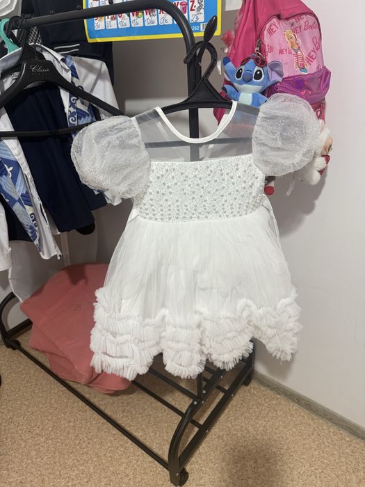 Нарядное белое платья