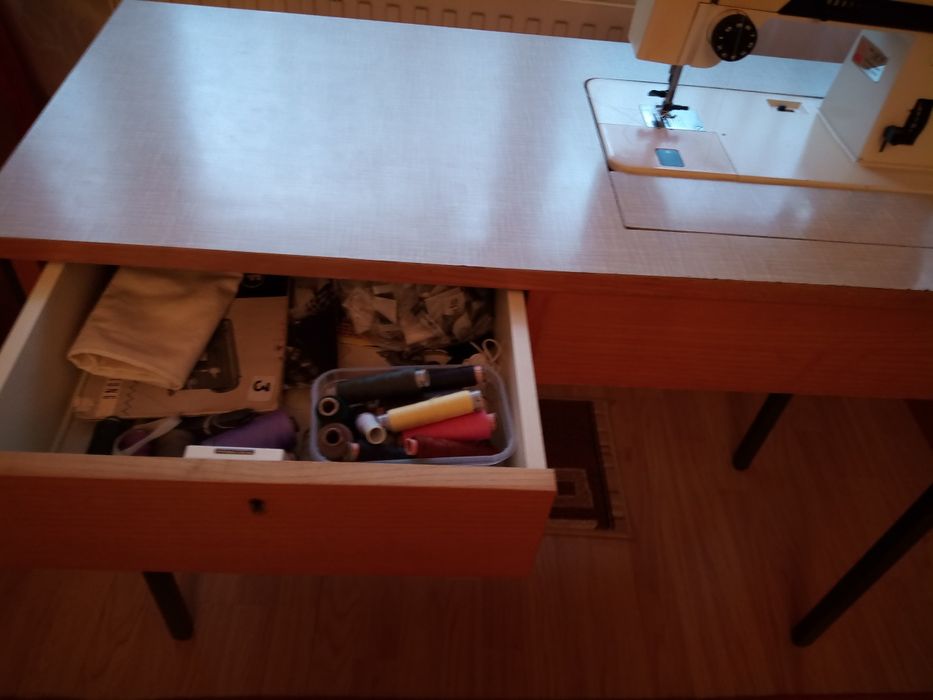 Vând mașină de cusut Pfaff 294 cu masă