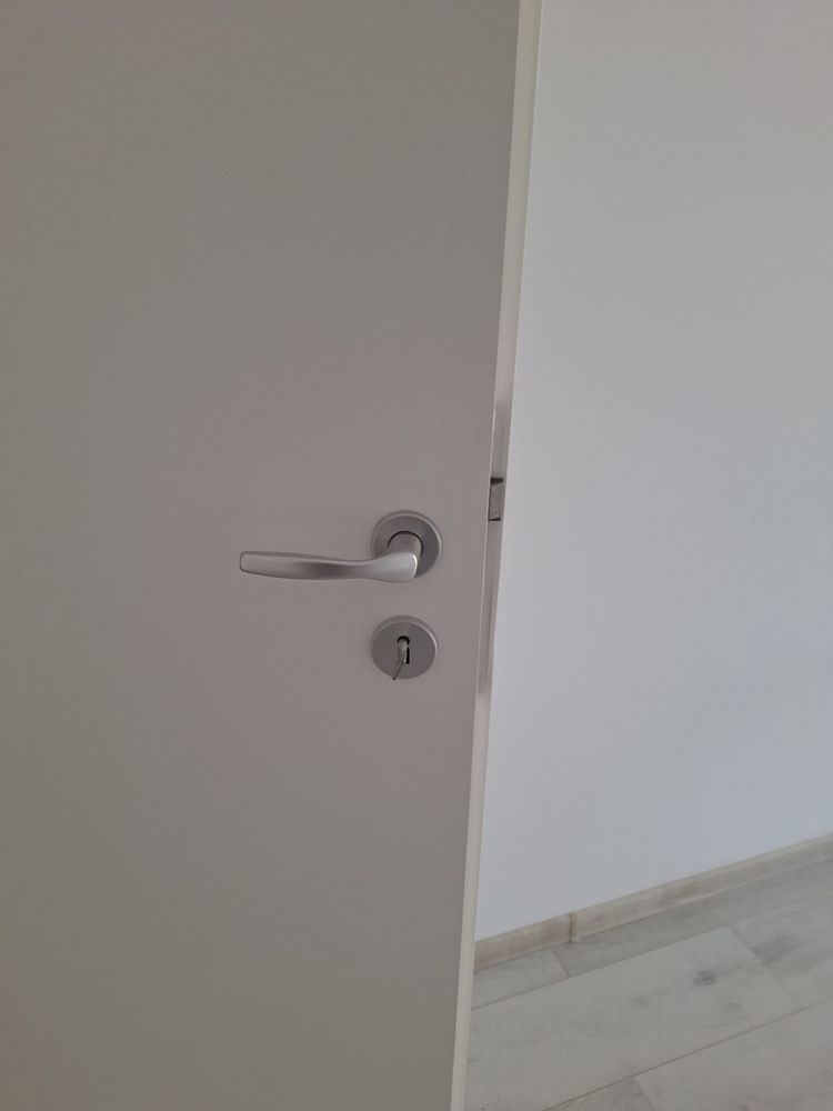 Vand 2 usi noi cu toc, cu deschidere pe partea dreapta.