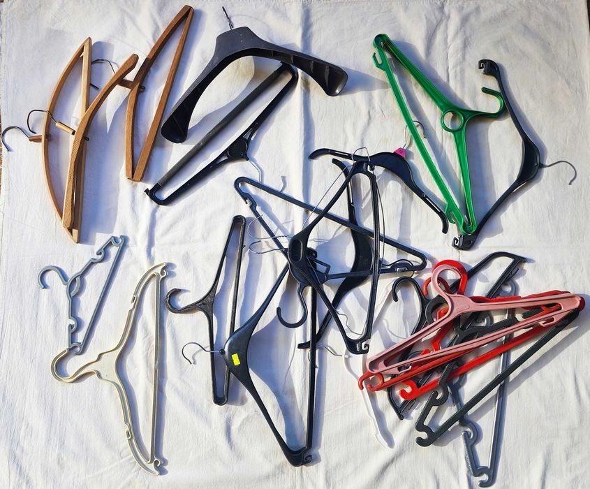 Плечики-вешалки для взрослых, пластмассовые и деревянные по 500 сум