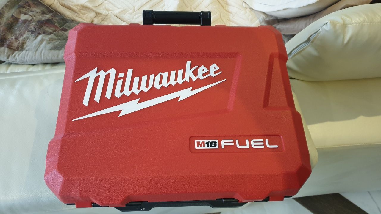 Аккумуляторная ударная дрель-шуруповёрт Milwaukee 2904-22 Fuel