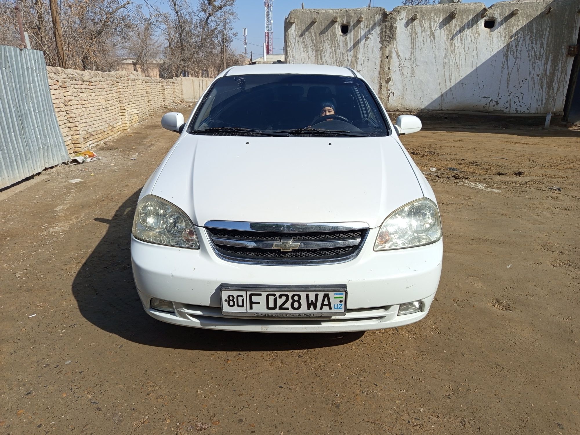 Lasetti 1.8 sotiladi