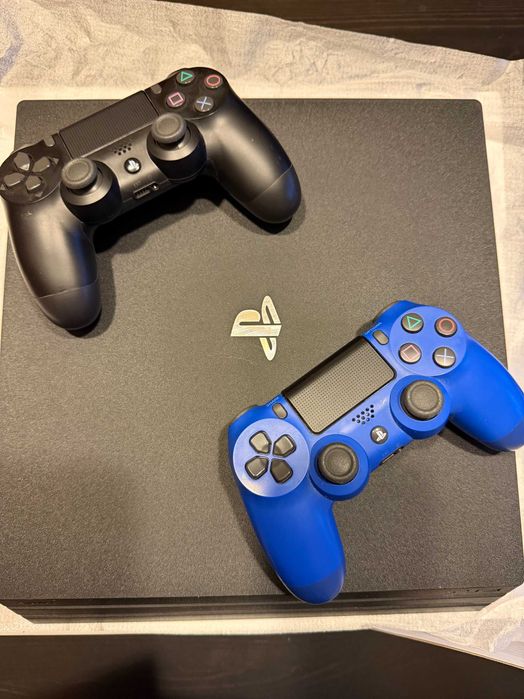 Конзола Sony PlayStation 4 PRO 1TB + два контролера, игра FIFA и кутия