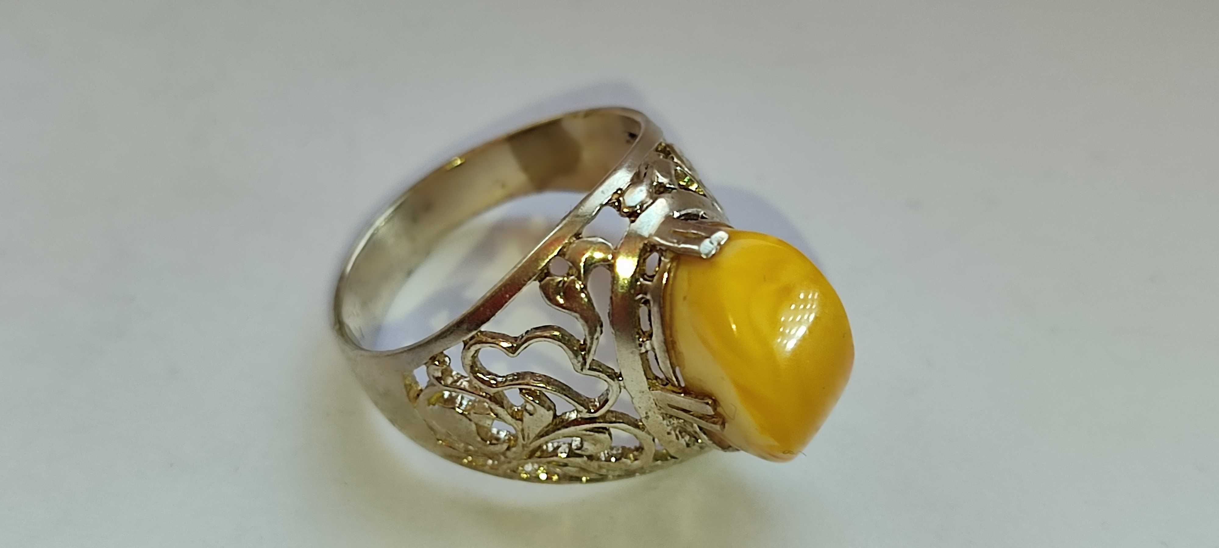Женское серебряное кольцо с камнем ЯНТАРЬ