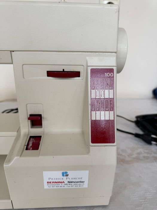 Masina de cusut Bernette 100 by Bernina-functionala cu pedala inclusa