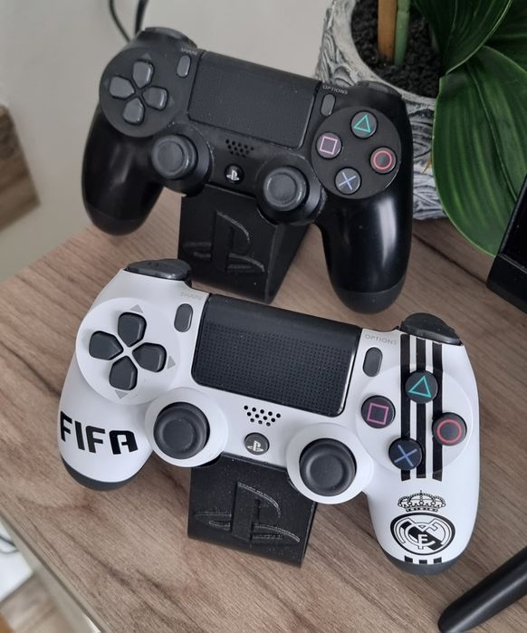 PS4 500Gb + 2 manete