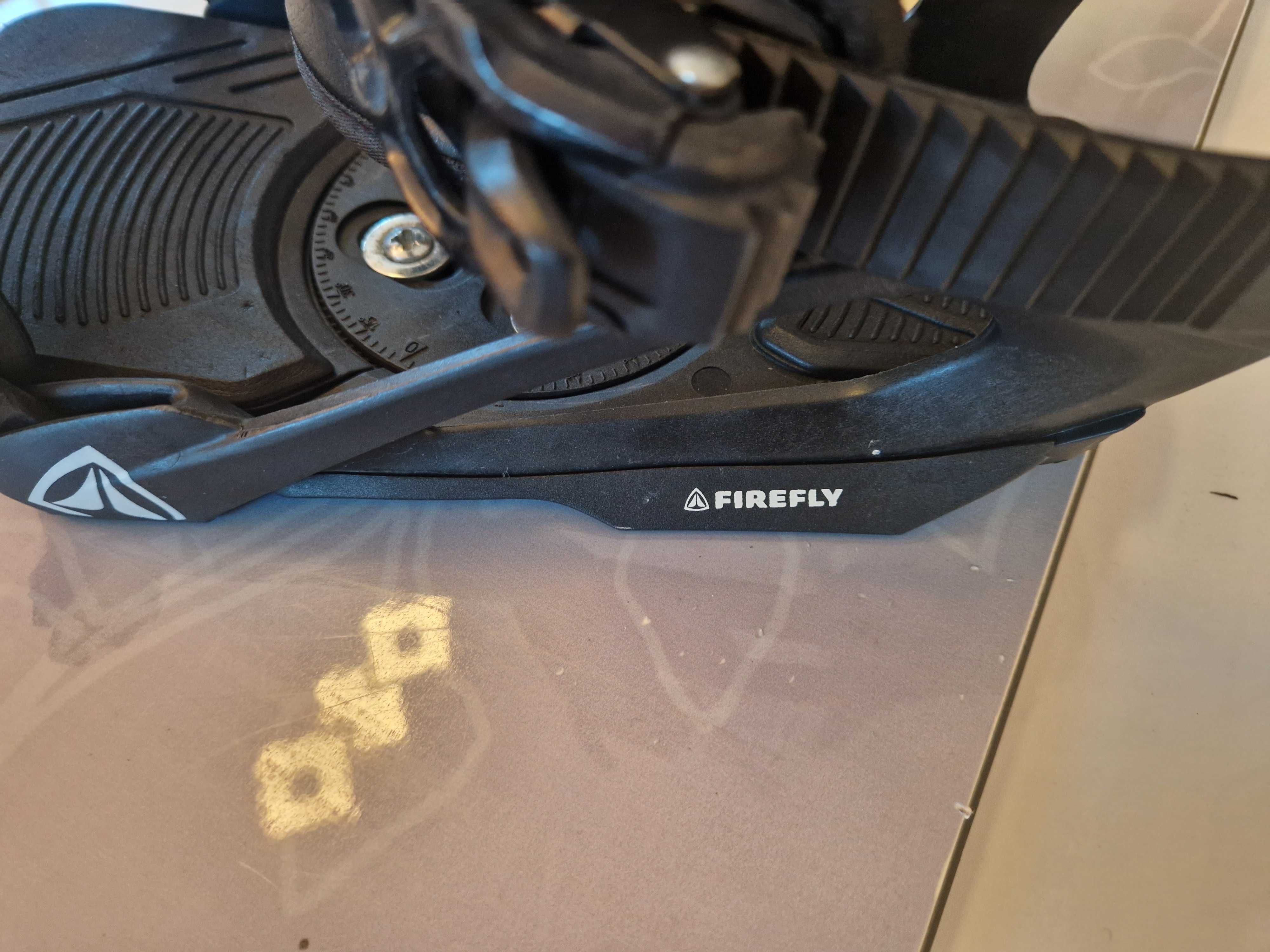 Vând placă snowboard cu legături si boți. Patine clasice, nefolosite.